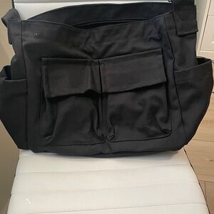 medium size black messenger bag